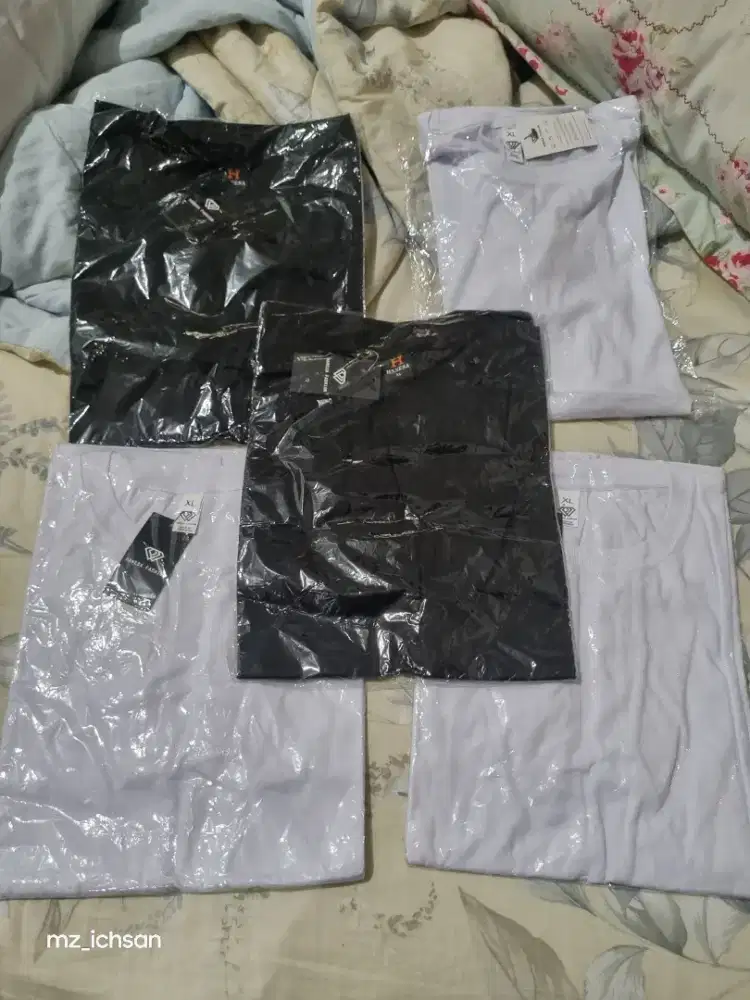 Kaos polos Hitam & Putih