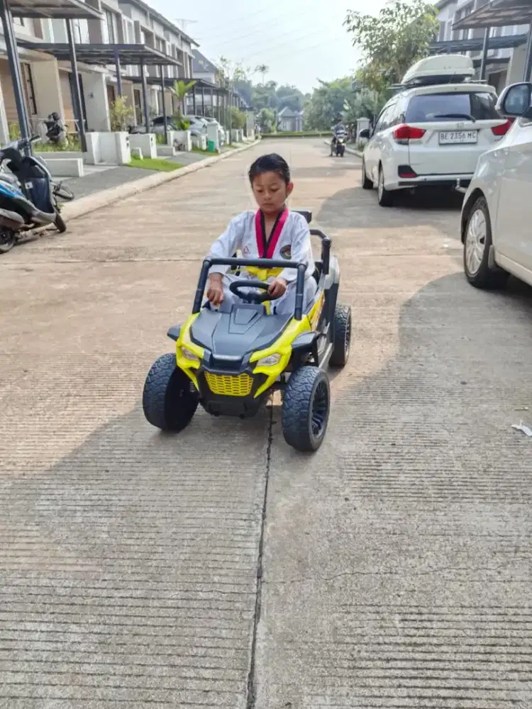 Dijual mobil mainan aki anak-anak