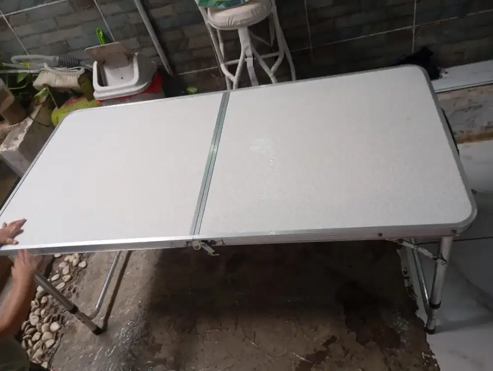 Meja lipat alumunium