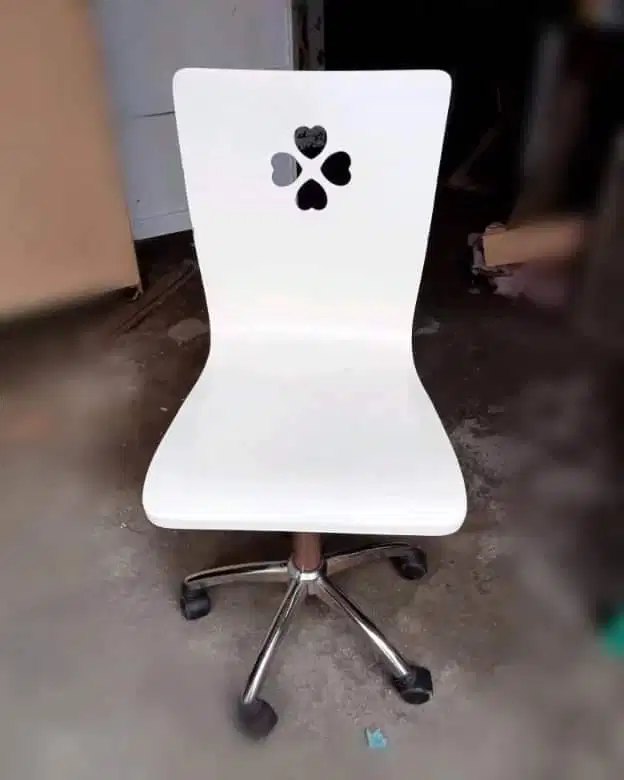 Kursi kantor Roda putih