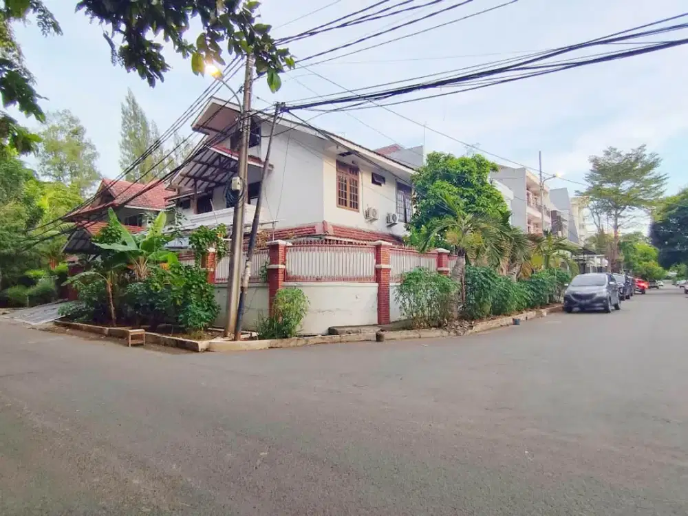 Rumah Hook, Depan Taman, Dkt Pasar Mandiri di Gading Putih