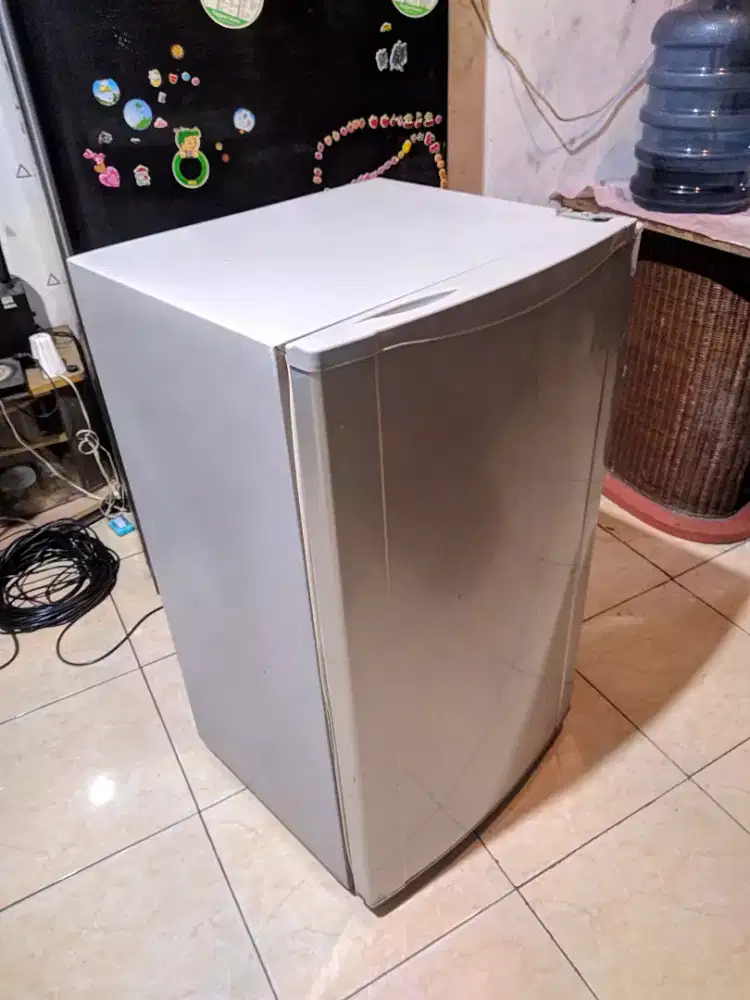 Kulkas sepintu Sharp