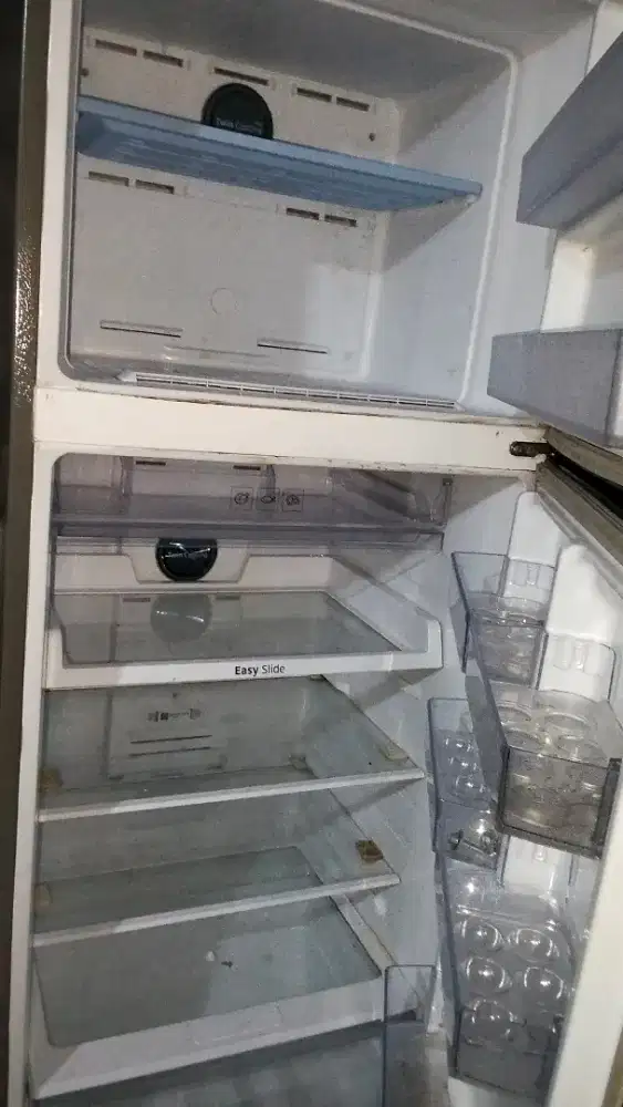 Kulkas 2pintu merk Samsung.