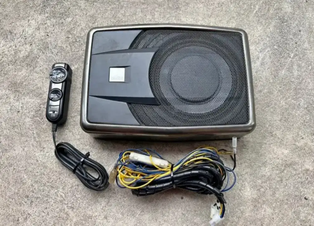 Subwoofer kolong Clarion
