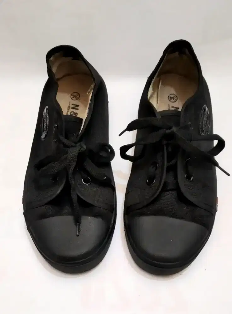 Sepatu seragam sekolah