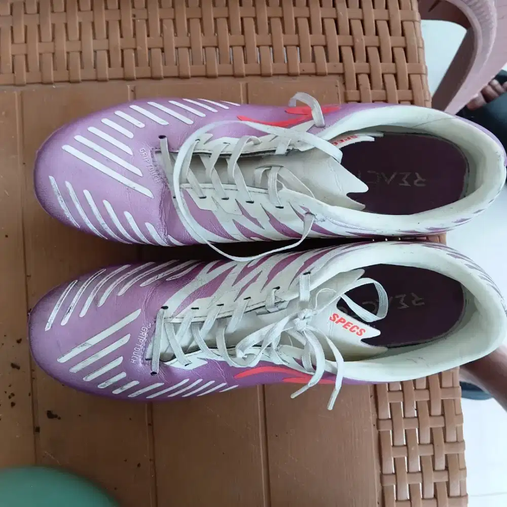 Sepatu bola Specs