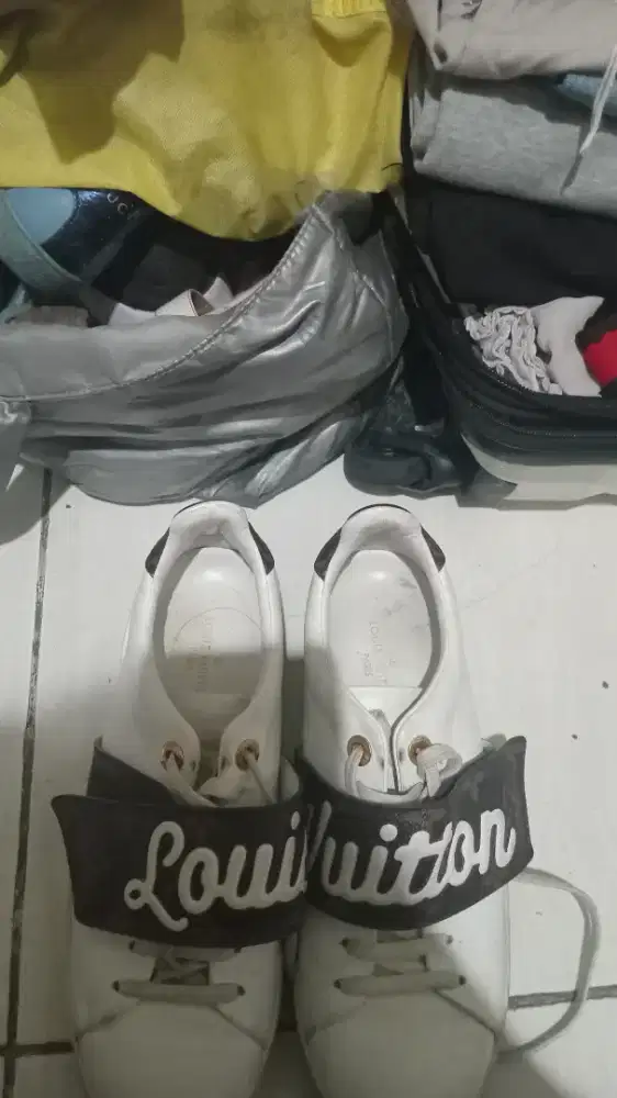 Sepatu Louis Vuitton