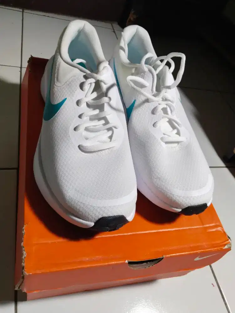 Nike Revolution 7 untuk pria, masih seperti baru size 44