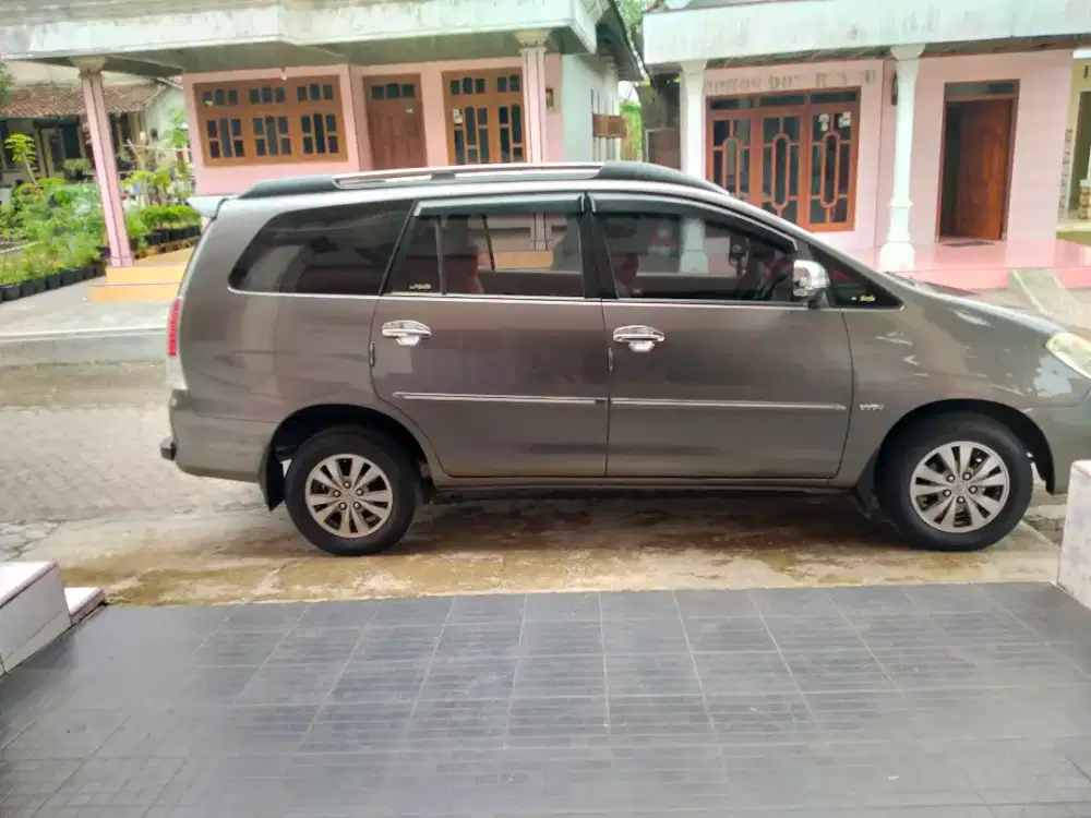 Kijang Innova 2011 manual bensin tipe tertinggi V Luxury