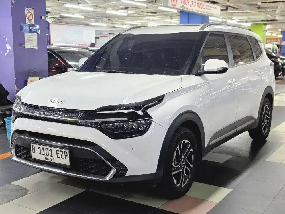 Kia Carens putih 2022