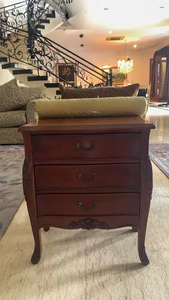 Bombe Chest/meja console kayu 3 laci dan rak putih dengan roda