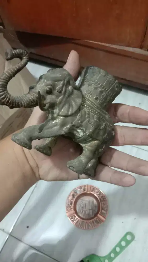 Pajangan gajah jadul bahan kuningan tebal