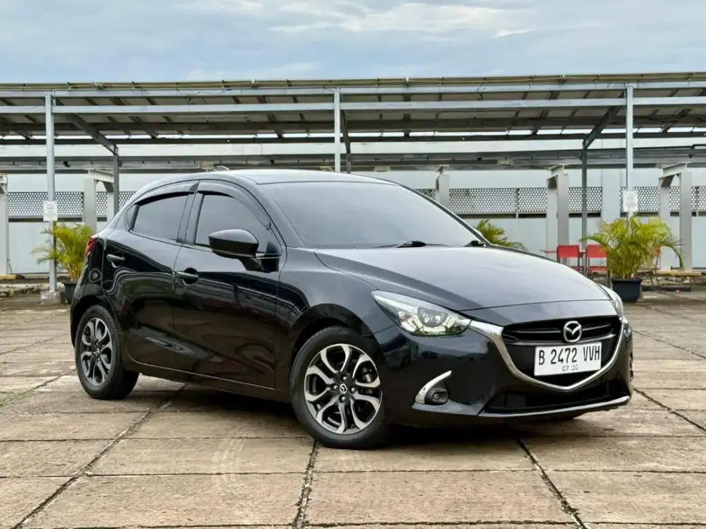 Mazda 2 R 1.5 AT. Skyactive. Tahun 2017. Hitam. Low km . Perfect cond