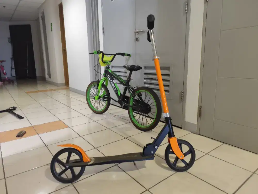 Skuter exotic warna orange