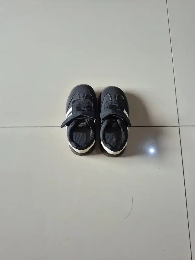 Sepatu anak bombbear hitam list putih