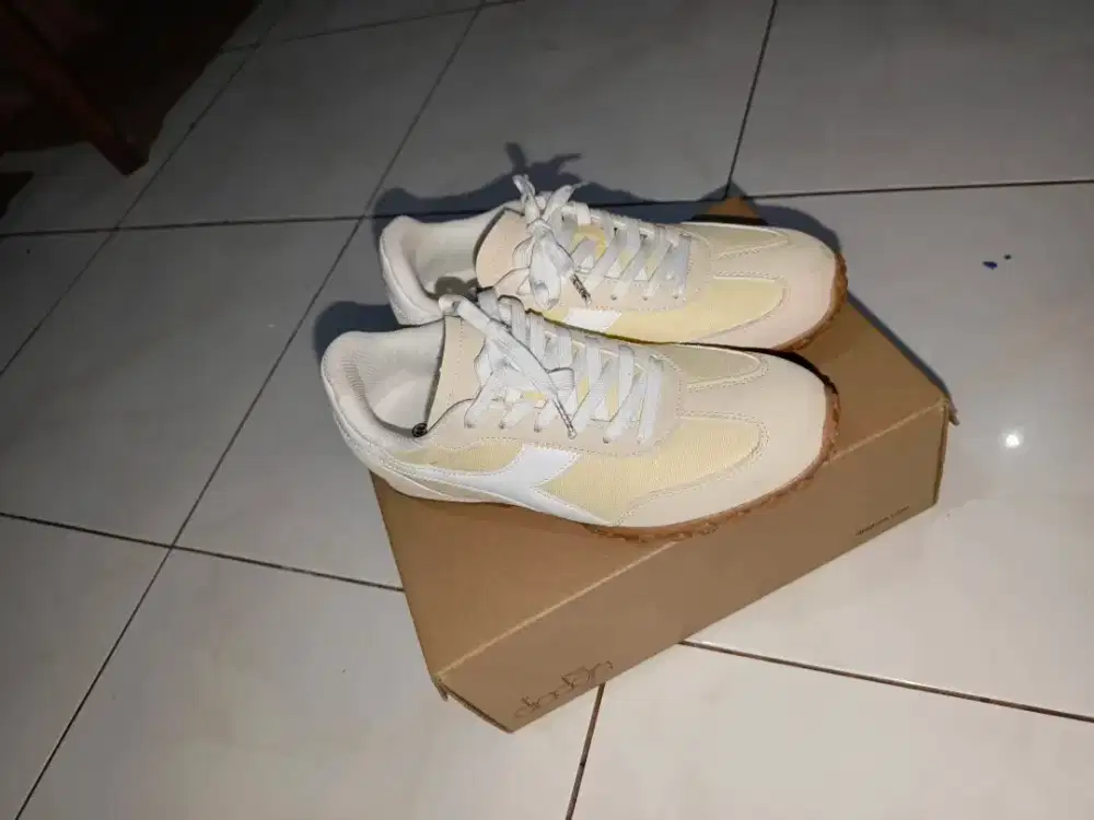 Sepatu Diodora ukuran 39