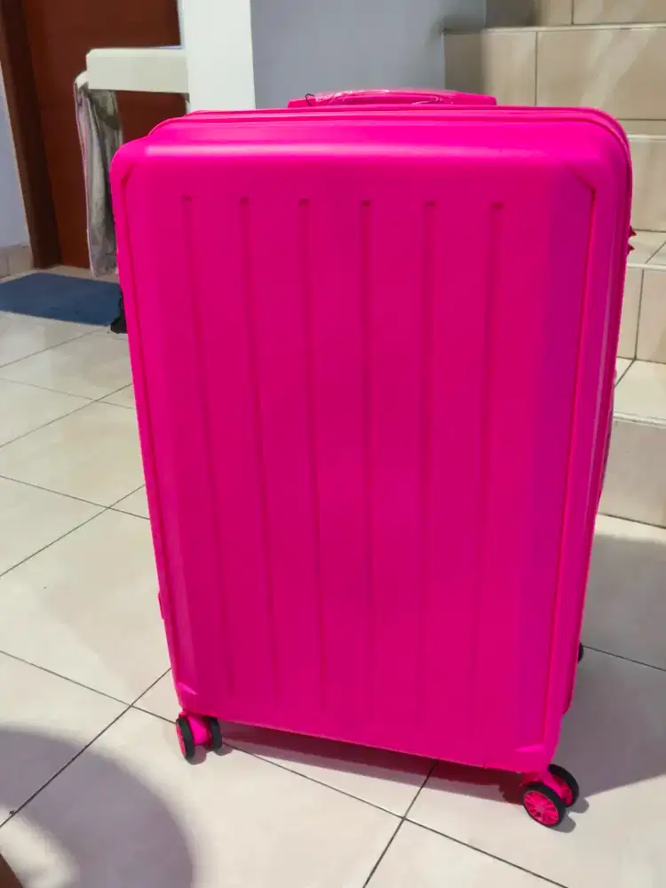 Koper ukuran Large 28'. Baru, BNIB (Brand New In Box), warna pink