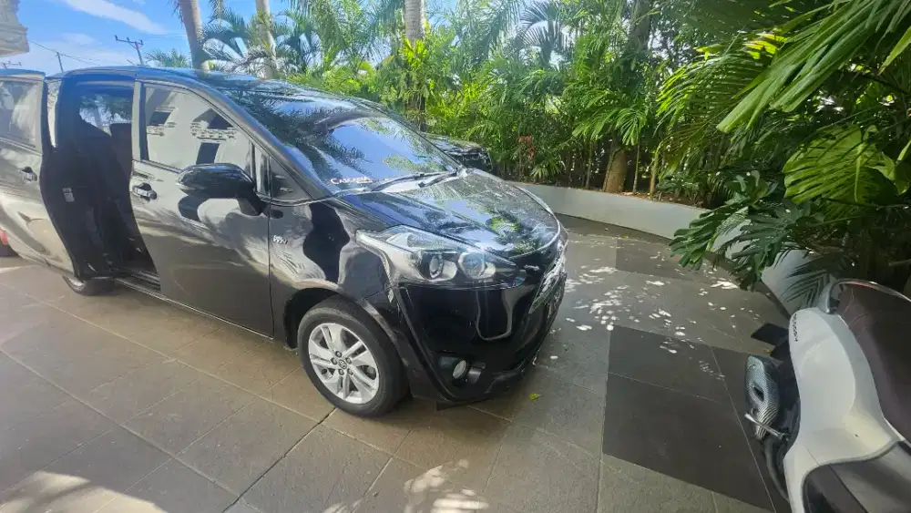 Dijual mobil sienta 1.5 G 2017