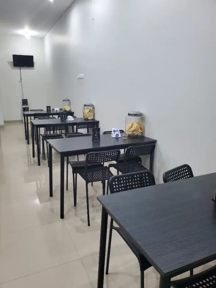 Meja makan set kursi