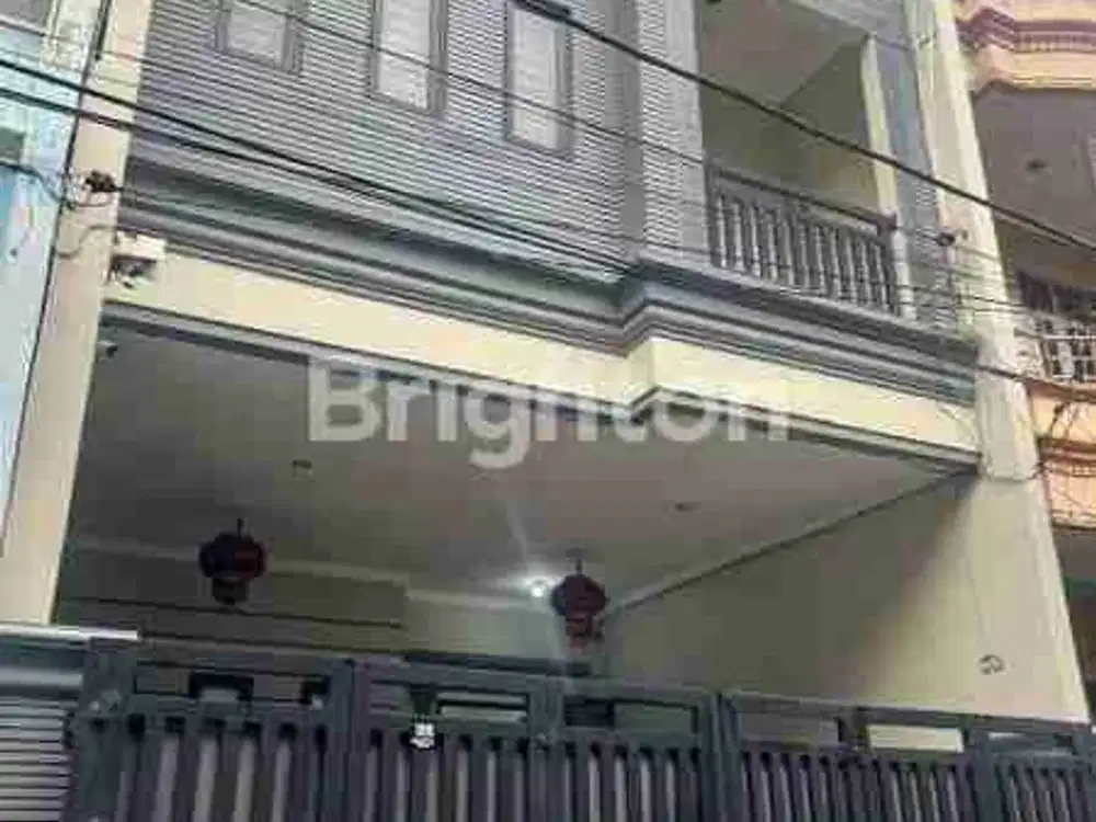 RUMAH TERAWAT 3 LANTAI LEBAR 6 DI PADEMANGAN