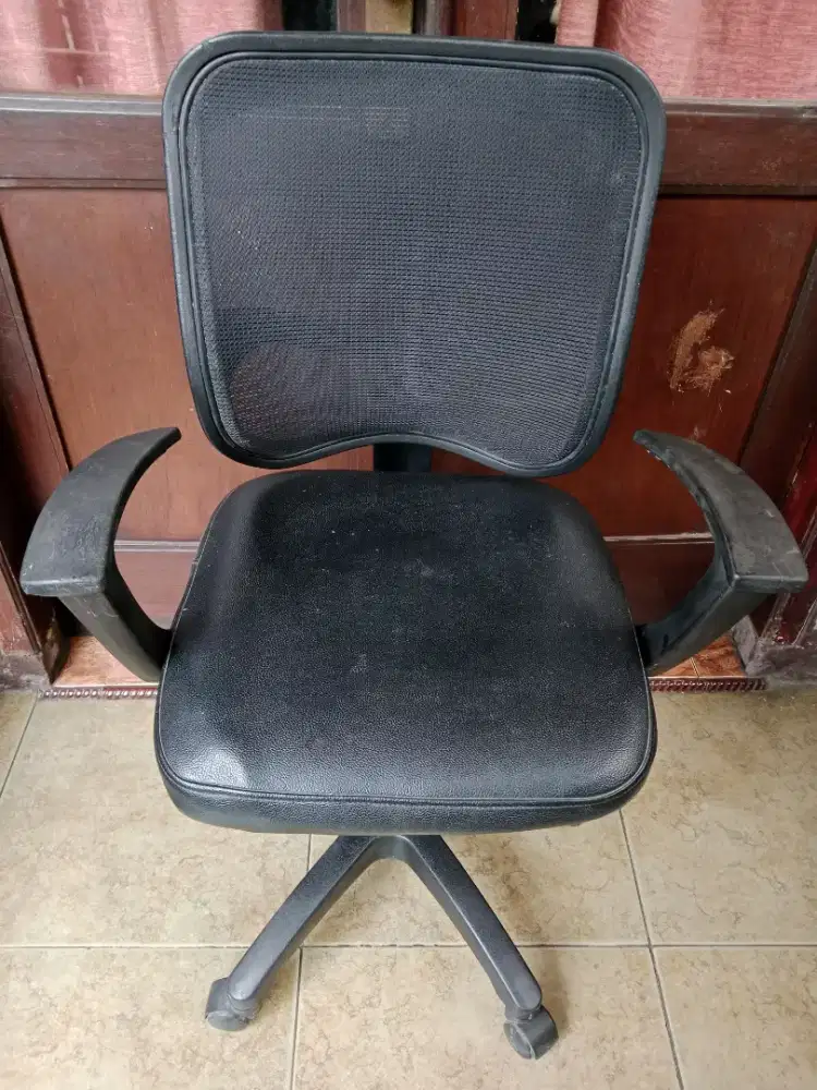 Kursi kantor warna hitam