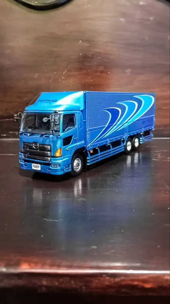 Diecast truk Hino