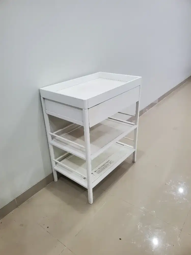 Meja perlengkapan bayi