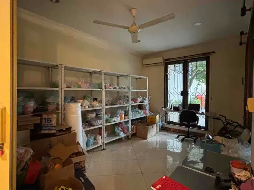 Dijual Rumah 2 lt di Kemanggisan Jakarta Barat Lt 218 m2 Lb 250 m2 termurah carport 5 mobil, dekat Binus nego yuk!