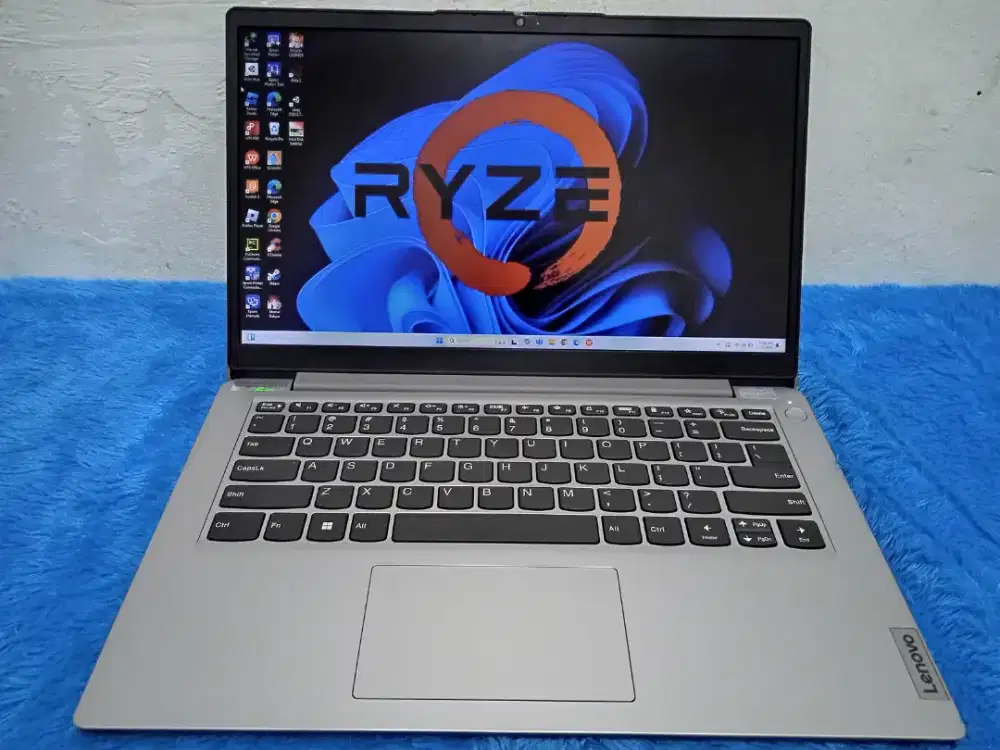 LENOVO ideapad slim 1
AMD Ryzen 3 7320U  Ram 8 GB SSD 512 GB