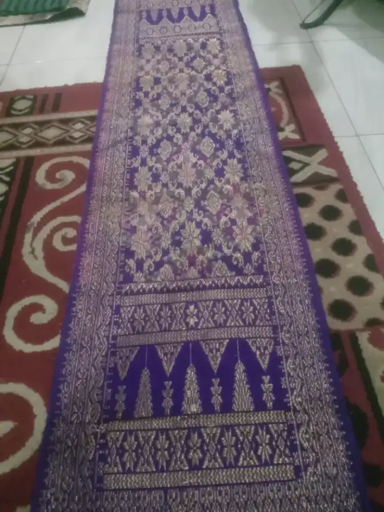 Kain songket dan ikan koi bola kristal