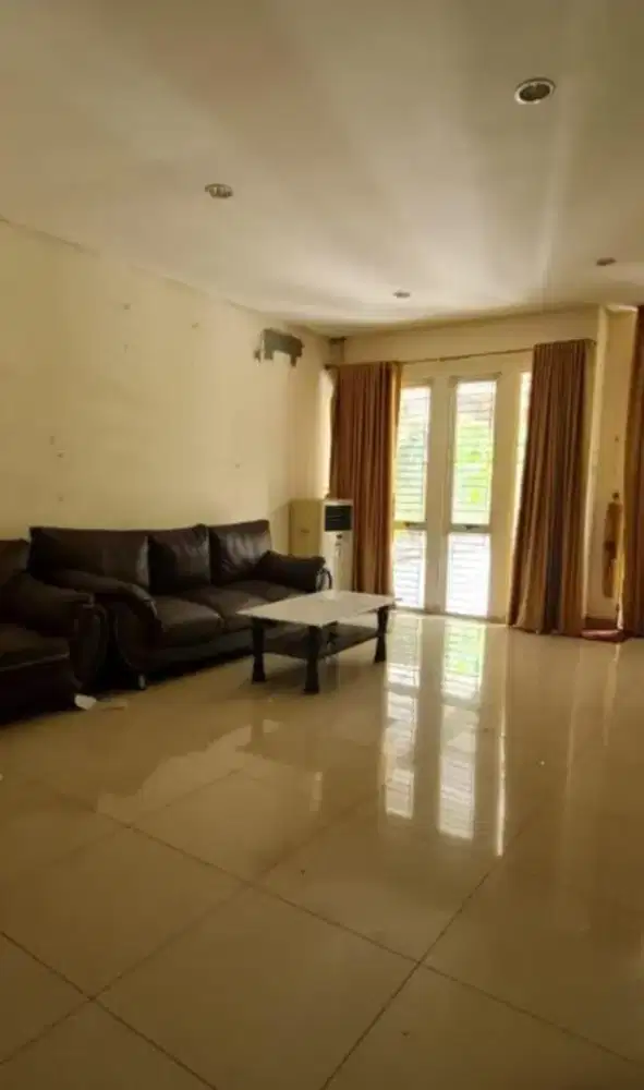 PIK Long Beach – Rumah Cantik Semi Furnish Dijual Cepat