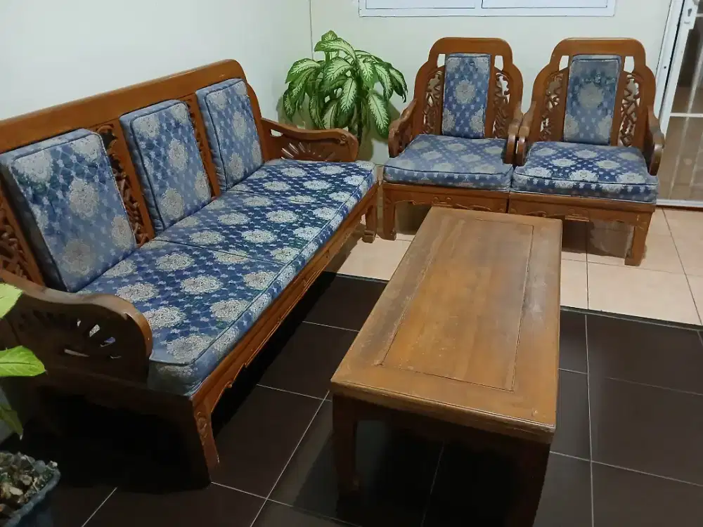 Kursi dan meja jati