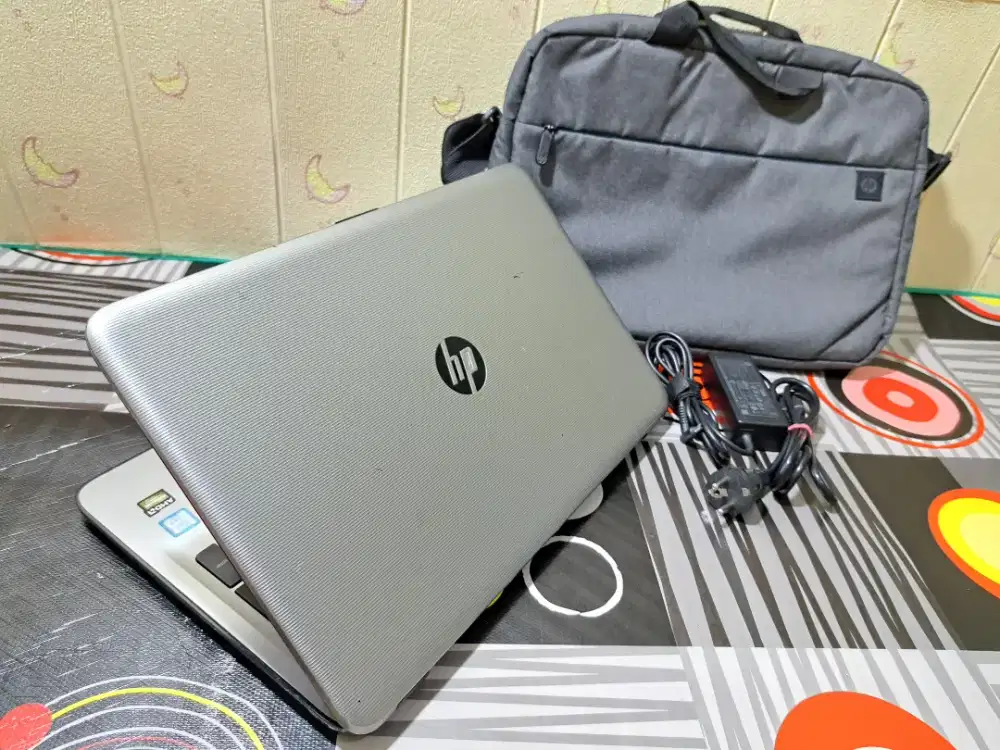 Core i5 gen 7 ram 8 ssd 128 gb AMD RADEON R5  HDD 500 GB ngacirr