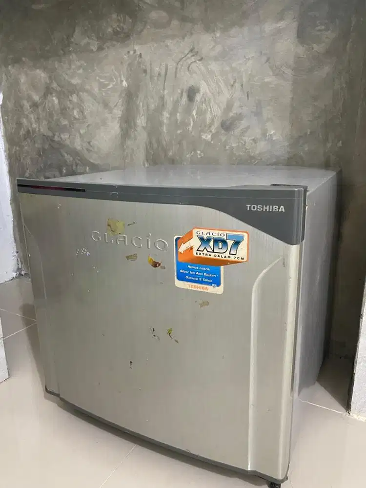 Second - Kulkas Mini Portable Toshiba Glacio XD7