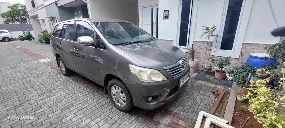 Toyota Kijang Innova (2012)