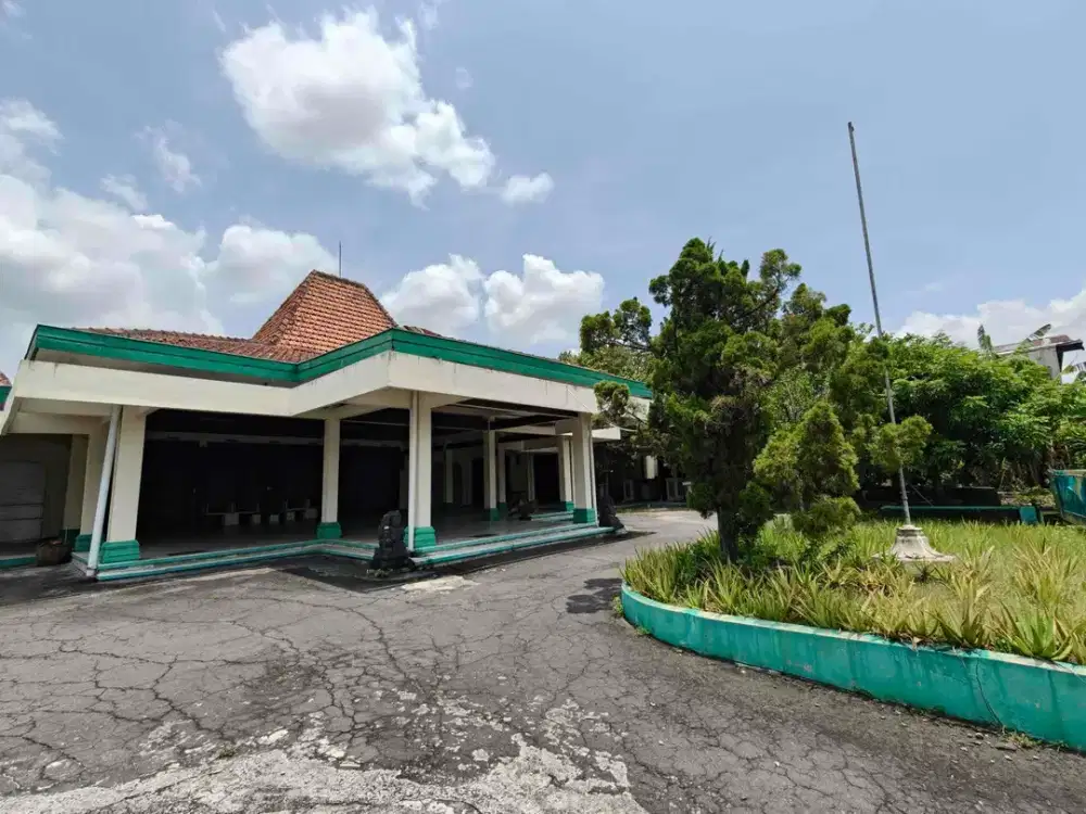 Rumah Luas Klasik Strategis Hitung Tanah Saja