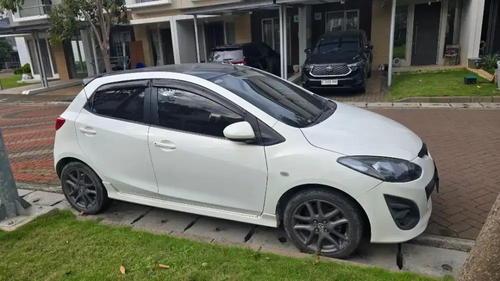 Mazda 2 putih bekas