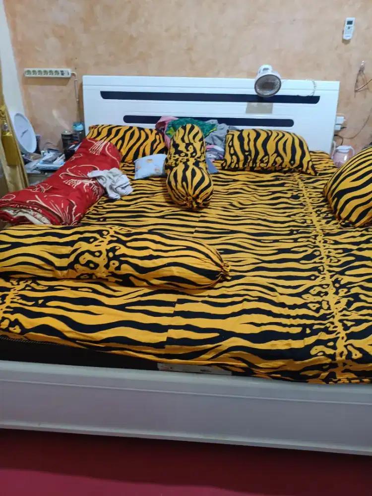 Dipan + kasur + Nakas + Lemari 5 pintu + meja rias