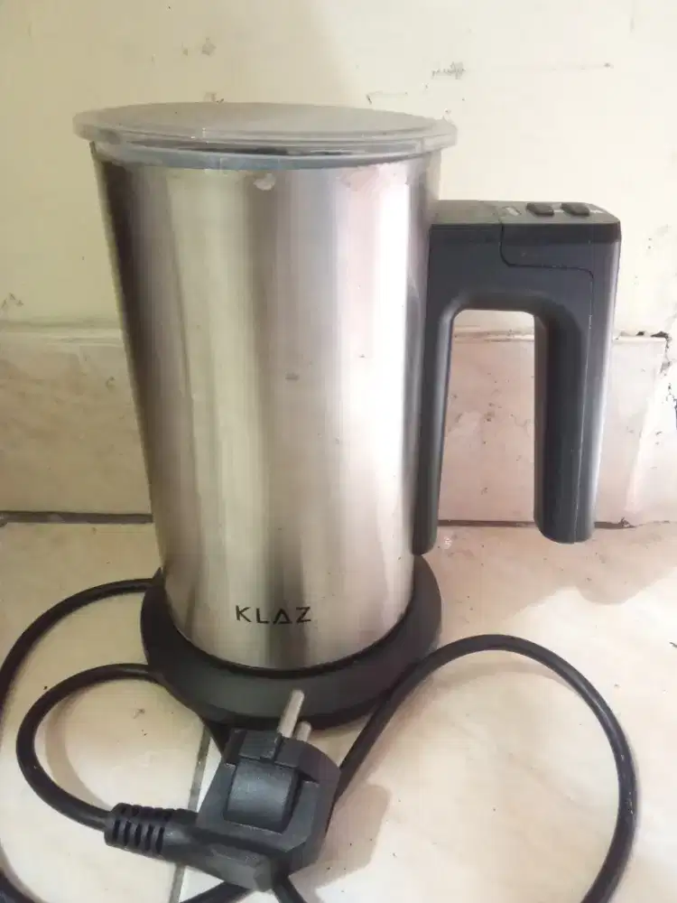 Pembuih susu dan mokapot kopi