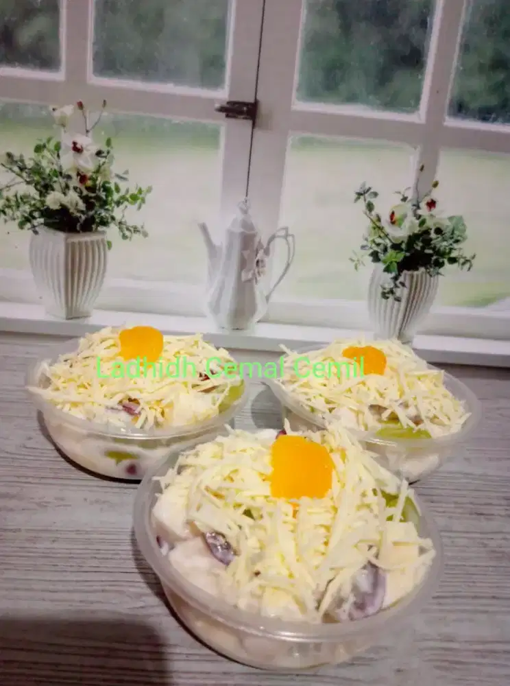 Salad buah buah pear, apel, anggur merah, anggur hijau