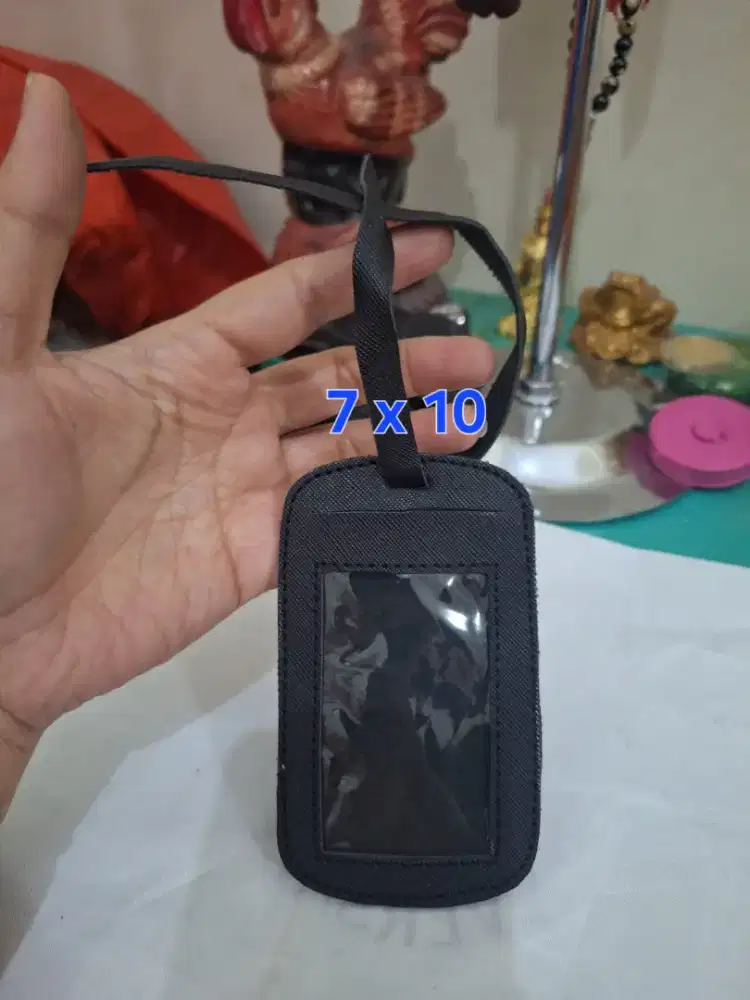 Dompet ID card holder 
Name tag warna hitam 
Limited edition 
Barang t