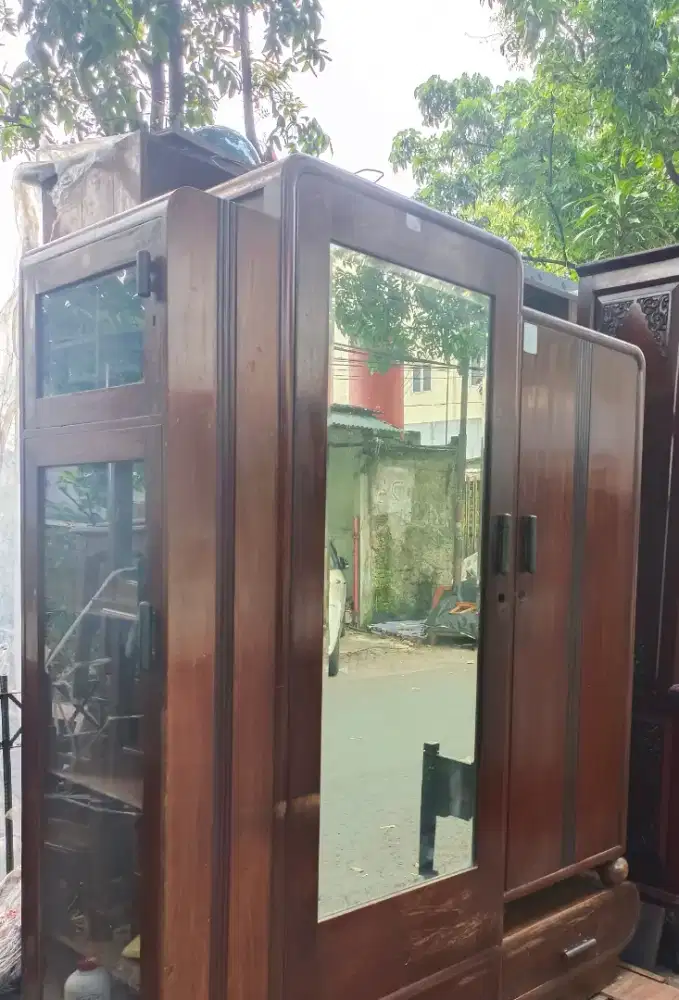 Dijual lemari baju artdeco 3 pintu.