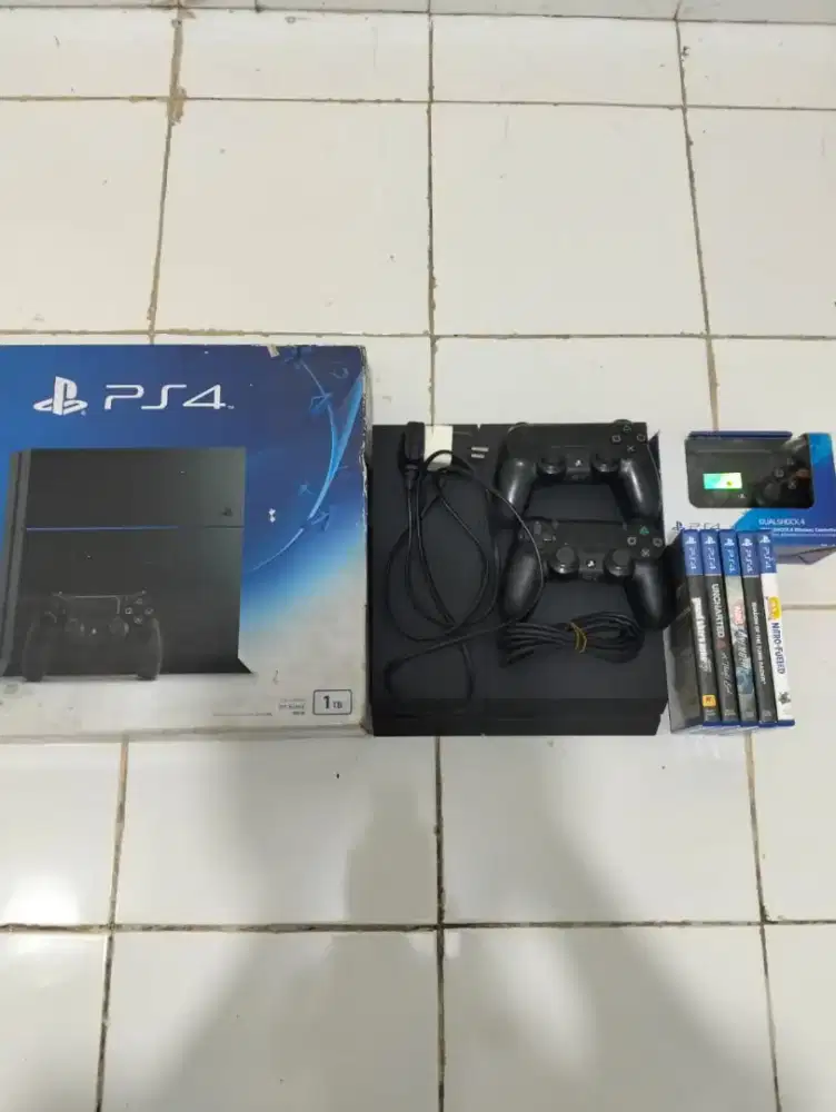 Permisi gan/sis,mau jual PS4 Fullset Hitam Normal Lancar Jaya