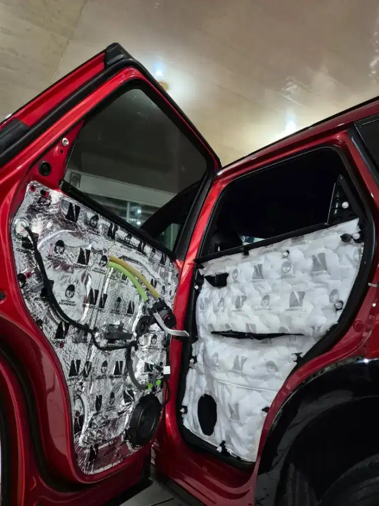 Specialist peredam suara mobil