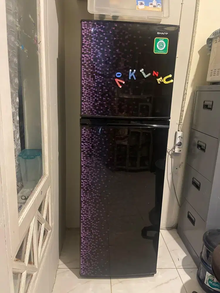 Kulkas Sharp 2 pintu kondisi baik lemari es dingin freezer beku