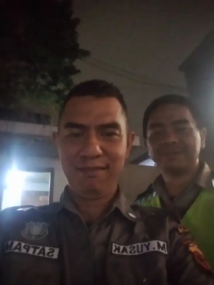 Cari kerja sebagai satpam.