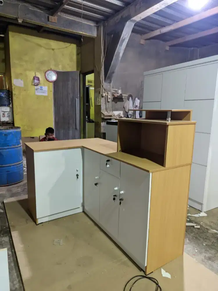 Meja resepsionis Pake L