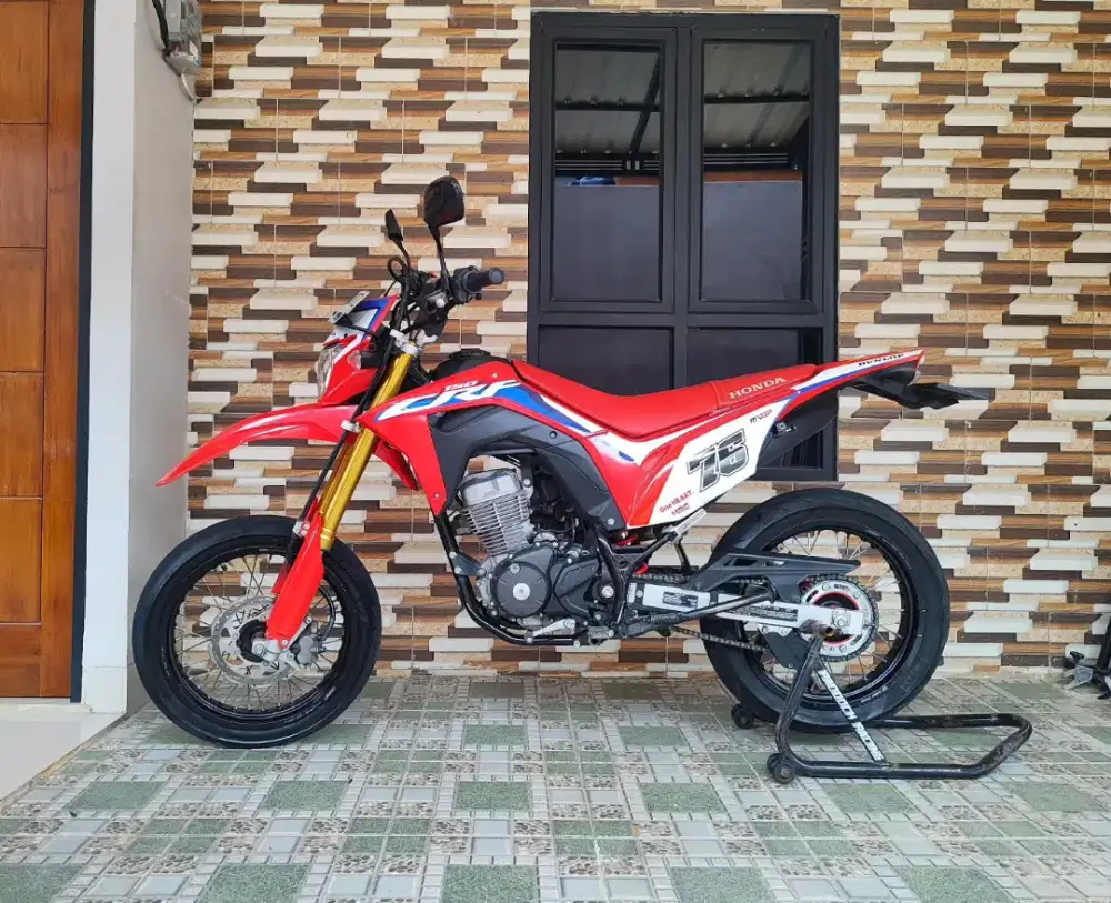 Honda crf 150 tahun 2023 supermpto km rendah