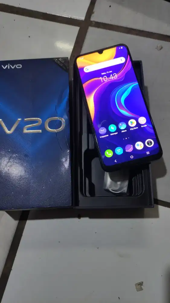Vivo V20 8/128.