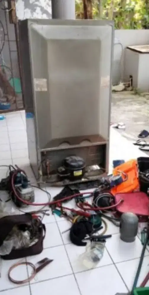 Service Ac,Kulkas,Pompa Air,Mesin Cuci dan Bongkar Pasang AC.